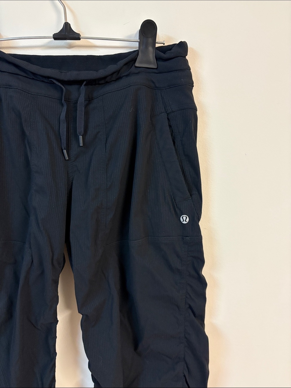 SOLD- lululemon Women’s black Dance studio crop pants size 4 - Picture 4 of 4